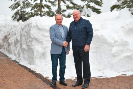 Letzte Ausfahrt Russland / Nach dem Total-Krach mit dem Westen sucht Lukaschenko Rückendeckung beim Kreml