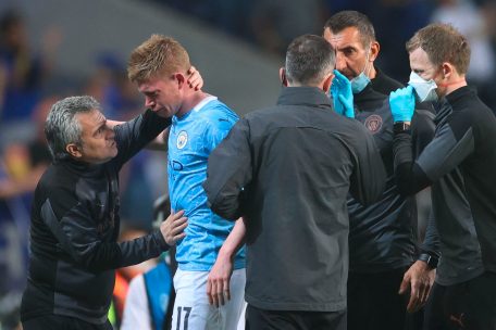 Belgiens Mittelfeldstar Kevin De Bruyne hat einen Augenh&ouml;hlen- und Nasenbeinbruch erlitten. Das gab der 29-J&auml;hrige am Sonntag via Twitter bekannt. Seine EM-Teilnahme erscheint vorerst nicht in Gefahr.