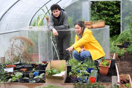 Fran&ccedil;ois Baldassare und&nbsp;&nbsp;Tessy Fritz in ihrem Gew&auml;chshaus