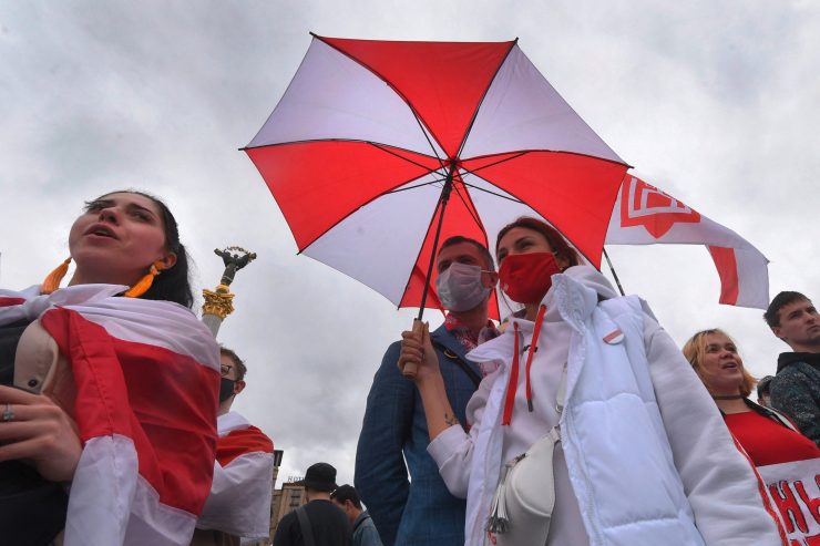 Belarus / Dutzende Bombendrohungen in Minsker Schulen – Regime verbietet Ausreise