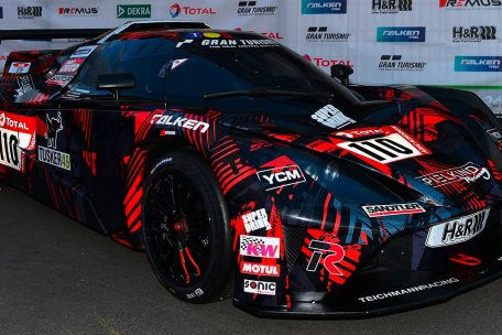 Daniel Bohr teilt sich das Cockpit eines KTM X Bow unter anderem mit der Ring-Legende Dirk Adorf