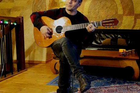 Enrico Lunghi jouant de la guitare                              