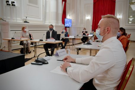 Parlament / Regierung zieht ihr Gesetzesprojekt zur Pflegerausbildung nicht zurück