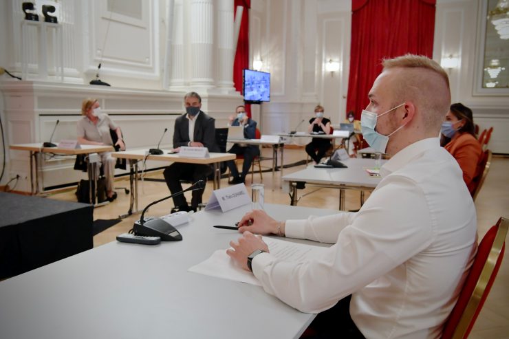 Parlament / Regierung zieht ihr Gesetzesprojekt zur Pflegerausbildung nicht zurück