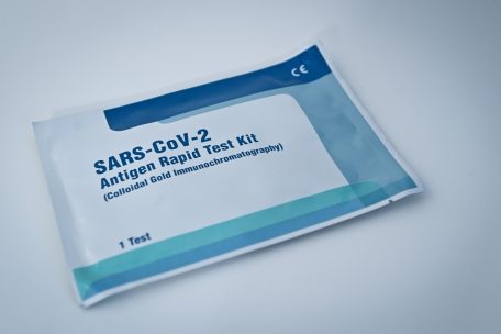 Im Hinblick auf die angek&uuml;ndigten Lockerungen f&auml;llt der Teststrategie eine noch viel wichtigere Rolle zu. In sogenannten &bdquo;Covid-Check-Lokalen&ldquo; fallen n&auml;mlich s&auml;mtliche Einschr&auml;nkungen weg. Daf&uuml;r aber m&uuml;ssen Kunden nachweisen, dass sie Covid-negativ sind.&nbsp;