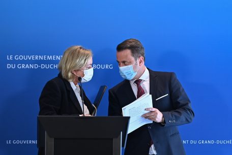Premier Xavier Bettel und Gesundheitsministerin Paulette Lenert sind sich einig: Der Weg zur&uuml;ck ist mit Auflagen verbunden, deren Nichtbefolgung ernste Konsequenzen haben kann