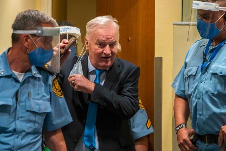 Kriegsverbrechen / Bosnisch-serbischer Ex-General Ratko Mladic wird zu lebenslanger Haft verurteilt