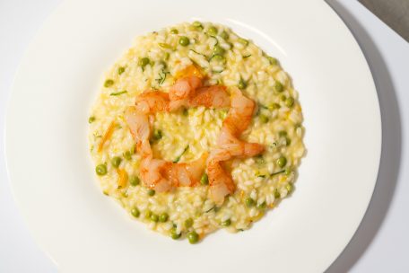 Die Risotto-Variationen von Sternekoch Carlo Cracco: Hier das „Risotto Carnaroli mit gelben Tomaten, violetten Garnelen „de Santa Margherita Ligure“ mit einem Hauch Minze“