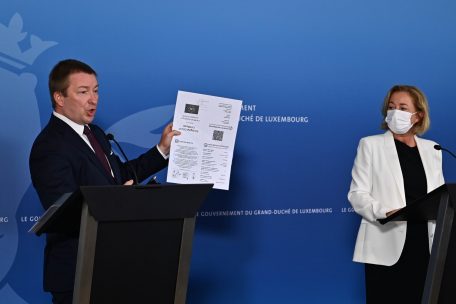 Ihr neues Impfzertifikat erhalten die B&uuml;rger beim Besuch im Impfzentrum, beziehungsweise per Post, sollten sie bereits geimpft worden sein. 160.000 Dokumente wurden gestern ausgedruckt und versendet.