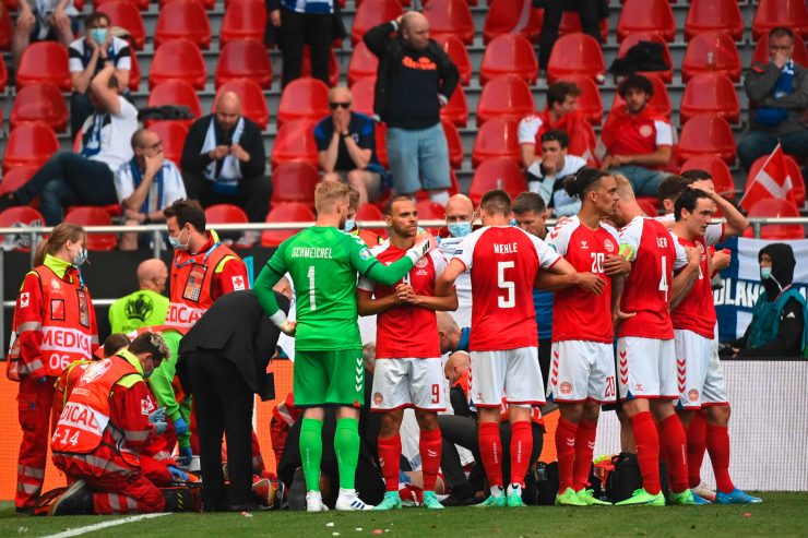 Euro 2020 / EM-Drama in Kopenhagen: Dänen-Star Eriksen kollabiert auf dem Rasen