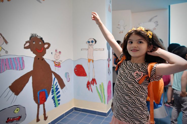 Escher Schwimmbad / Kleine Künstler, große Kunst: Kinder aus der Brill-Schule bemalen Umkleidekabine