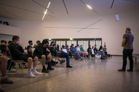 Rund 40 Schüler haben sich am Montag im kühlen und abgedunkelten Festsaal des „Lycée Bel-Val“ eingefunden