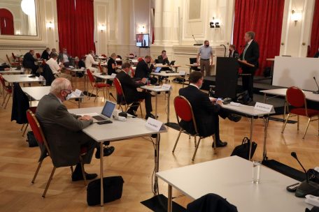 Prioritäten / Befragte aus Politmonitor sind zwar mit Politik zufrieden – aber nicht in allen Einzelheiten