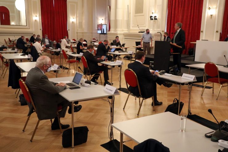 Prioritäten / Befragte aus Politmonitor sind zwar mit Politik zufrieden – aber nicht in allen Einzelheiten