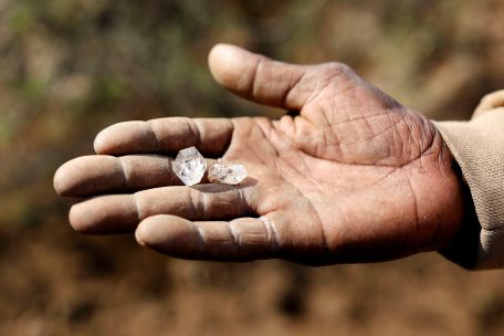 Ein Junge zeigt seinen Fund:&nbsp;In S&uuml;dafrika entdeckten Dorfbewohner die &bdquo;Glitzersteine&ldquo; auf einem Feld&nbsp;