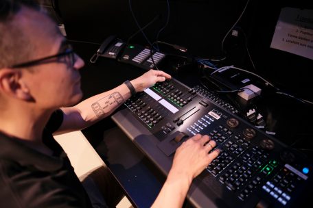 Alain spannt den Boden / „Wenn Künstler geblendet sind, dann sind sie gut ausgeleuchtet“