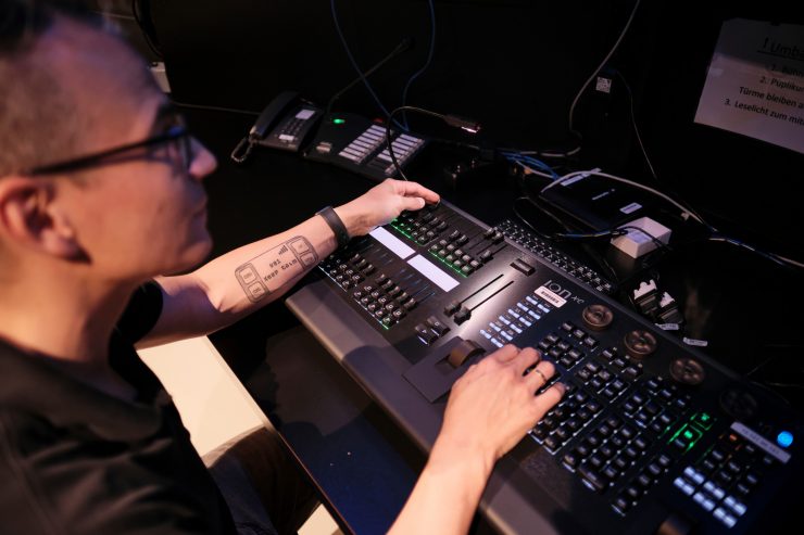 Alain spannt den Boden / „Wenn Künstler geblendet sind, dann sind sie gut ausgeleuchtet“