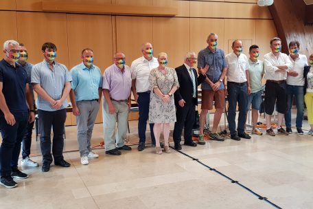 Der Gemeinderat mitsamt der neuen Masken im Gruppenbild