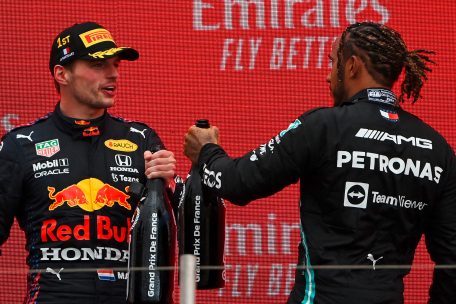 Im Duell der Generationen hat Max Verstappen (links) die Nase aktuell vorn