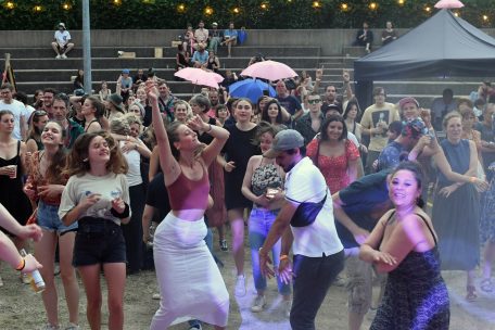 Fast k&ouml;nnte man denken, es w&auml;re ein Archivfoto aus vergangenen Jahren &ndash; das &bdquo;Gudde W&euml;llen&ldquo;-Open-Air am Samstag war (fast) die R&uuml;ckkehr zu einer Festivalnormalit&auml;t, die jedem gefehlt hat