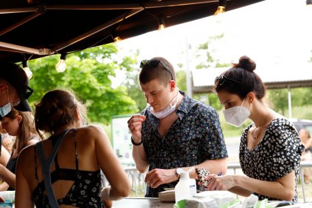 15 Minuten Warten f&uuml;r 48 Stunden Festival-Spa&szlig;: der Schnelltest vor dem Eingang