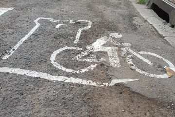 Fahrradverbot Alzettestraße / Urbaner Cyclocross in Esch: Ausweichroute voller Löcher