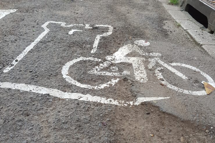Fahrradverbot Alzettestraße / Urbaner Cyclocross in Esch: Ausweichroute voller Löcher