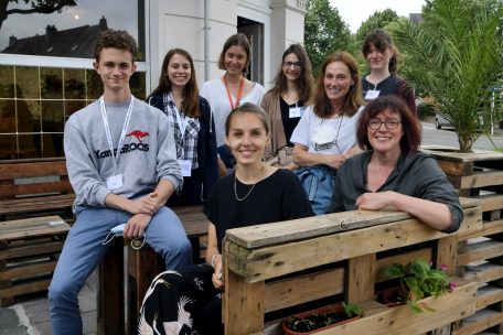 Gruppenbild vor dem &bdquo;Escher Kaf&eacute;&ldquo;: Sie beantworten am Montag, so gut es ging, die Fragen der Senioren. Vorne sitzen die Verantwortlichen&nbsp;Johannes Heuschkel, Mara Kroth (beide GoldenMe) und Romi Werner (BIBSS)&nbsp;