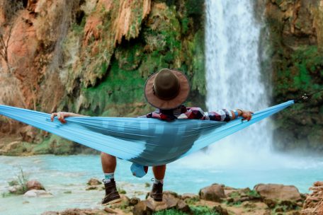 Lärmminderung durch das sogenannte „weiße Rauschen“ bedeutet nicht unbedingt einem rauschenden Wasserfall zuzusehen, wie auf diesem Bild. Es handelt sich um eine Lärmminderung, wobei phasenverschobene Gegenwellen zur Lärmquelle ausgesendet werden.