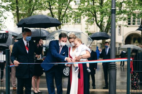 Erbgro&szlig;herzog Guillaume und Erbgro&szlig;herzogin St&eacute;phanie gingen ihrem Spross bei der Einweihung des neuen Spielplatzes zur Hand