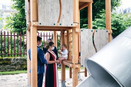 Nat&uuml;rlich durfte der Ehrengast die neuen Spielger&auml;te auf Herz und Nieren pr&uuml;fen&nbsp;