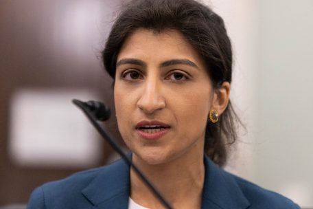 Lina Khan wurde als neue Vorsitzende der Federal Trade Commission vereidigt