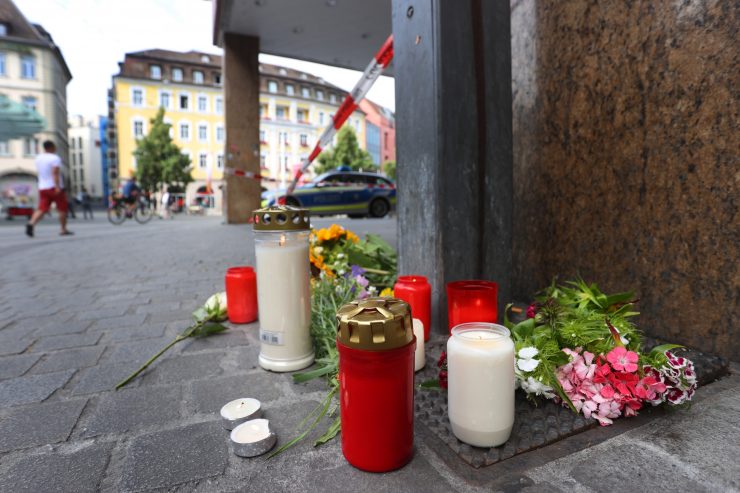 Deutschland / Entsetzen und Trauer: Motivsuche nach Messerattacke in Würzburg