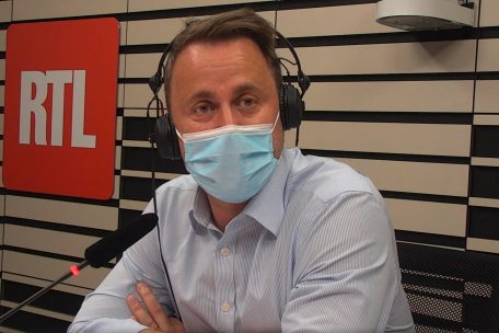 Premier Bettel im Background / Ab dieser Woche: 25.000 Impfeinladungen an Minderjährige