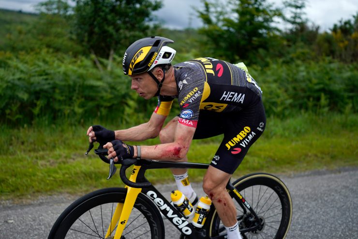 Tour de France / Massencrash beim Tour-Start: Viel Wirbel um die „Enkelin im Regenmantel“