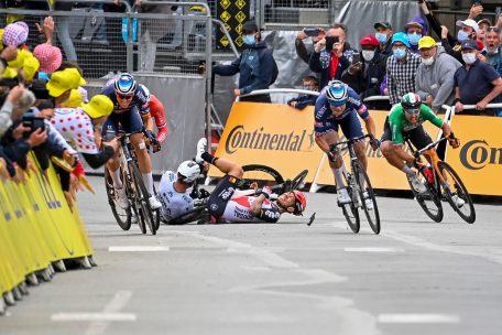 Tour de France / Brutale Stürze überschatten ersten Tour-Sprint: „Das ist kein Radsport mehr“