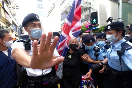 Eine Demonstrantin, die eine britische Fahne hält, wird von Polizisten in Hongkong festgenommen