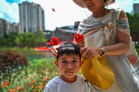 In Schanghai bekommt ein Junge Kopfschmuck zum Jubiläum