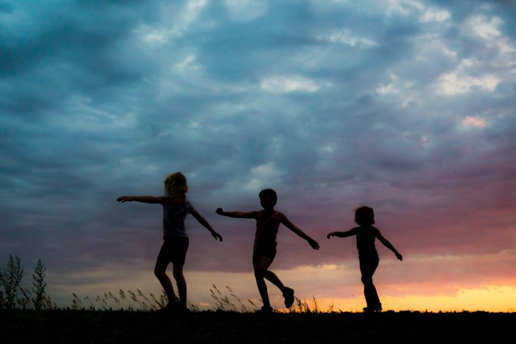 LGBTQIA+ / Wie geht es den Kindern in einer Regenbogenfamilie?