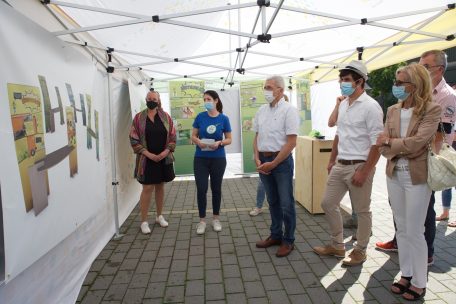 Umweltministerin Dieschbourg l&auml;sst sich das neue p&auml;dagogische Material erkl&auml;ren