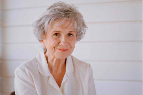 Kopf des Tages / „Heilige der Literatur“: Kanadische Nobelpreisträgerin Munro wird 90