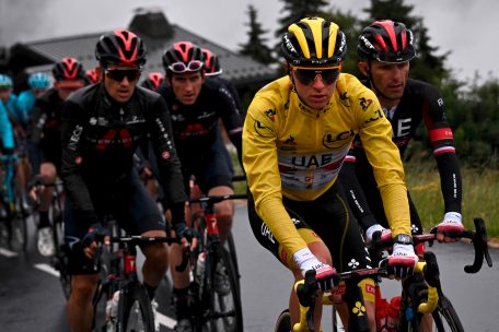 Radsport / Tour-Dominator beherrscht die Regenschlacht: Pogacar nach Alpen-Gala in Gelb