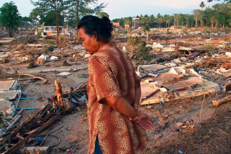 Eine Frau geht durch die Trümmer des vom Tsunami am 26. Dezember 2004 zerstörten Nang-Thong-Resorts am Strand von Khao Lak
