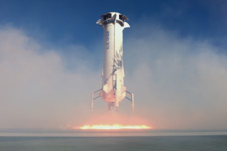 Mit Geld aus dem Versandhandel gebaut: die Rakete &bdquo;New Shepard&ldquo; bei der Landung