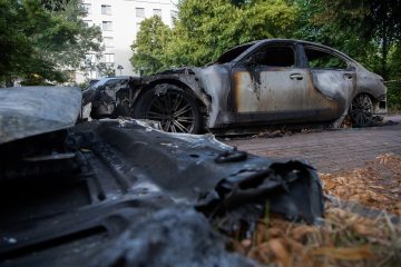 Kopstal / Fahrer weicht Wildtier aus und kommt von der Straße ab – Fahrzeug brennt ab