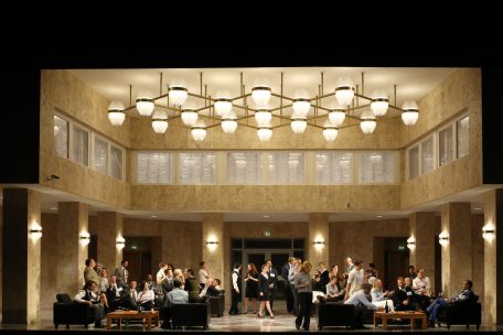 Dimitri Tschernjakow wagte sich mit seiner Neuinszenierung aus dem Jahr 2017 an die bekannte Oper &bdquo;Carmen&ldquo; heran