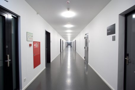 Beide Mannschaften werden mit dem Bus bis in den Keller der Arena gefahren. Von dort aus f&uuml;hrt der Weg gleich in Richtung Katakomben.