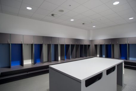 Gleich nebenan befinden sich die gro&szlig;z&uuml;gigen Umkleidekabinen