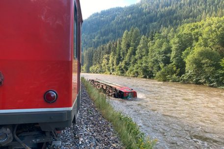 Am letzten Schultag vor den Ferien ist in &Ouml;sterreich ein Zug mit Dutzenden Kindern und Jugendlichen an Bord entgleist und in einen Fluss gest&uuml;rzt