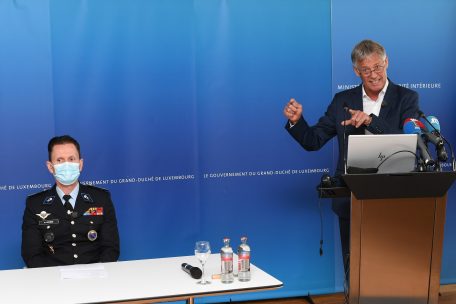 Freuen sich ebenfalls aufs EM-Finale: Polizeiminister Henri Kox (rechts) und Polizeidirektor Pascal Peters (&bdquo;Police administrative&ldquo;)&nbsp;